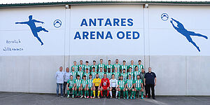 Die Mannschaft des USV Lehner Oed/Zeillern mit ANLX-Geschäftsführer DI Alexander Graf vor der Antares Arena Oed.