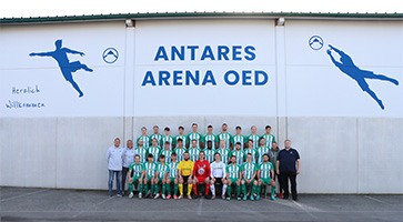 Die Mannschaft des USV Lehner Oed/Zeillern mit ANLX-Geschäftsführer DI Alexander Graf vor der Antares Arena Oed.